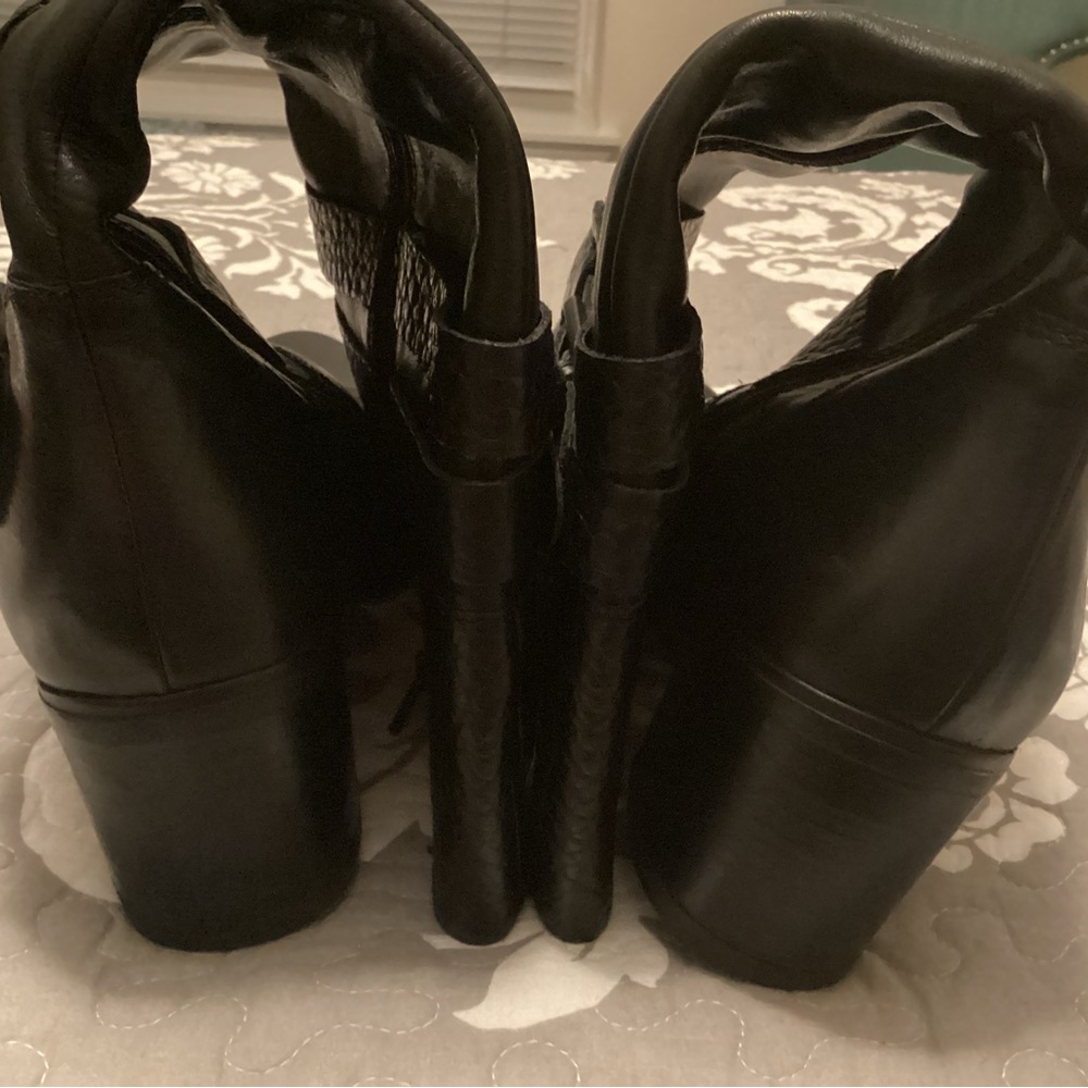 Stylish Black Heeled Boots with a light fleece/ like lining. Smoke/pet free home